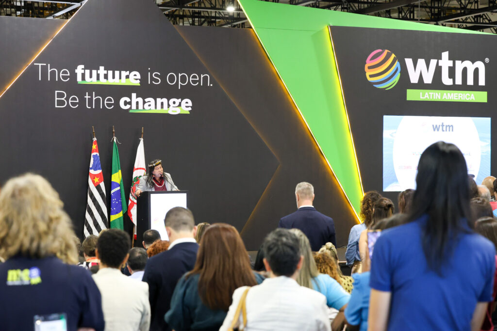 Daniel Munduruku durante abertura da WTM LA 2024 Abertura reúne autoridades e marca início da WTM-LA 2024: 'Nada menos do que extraordinário'