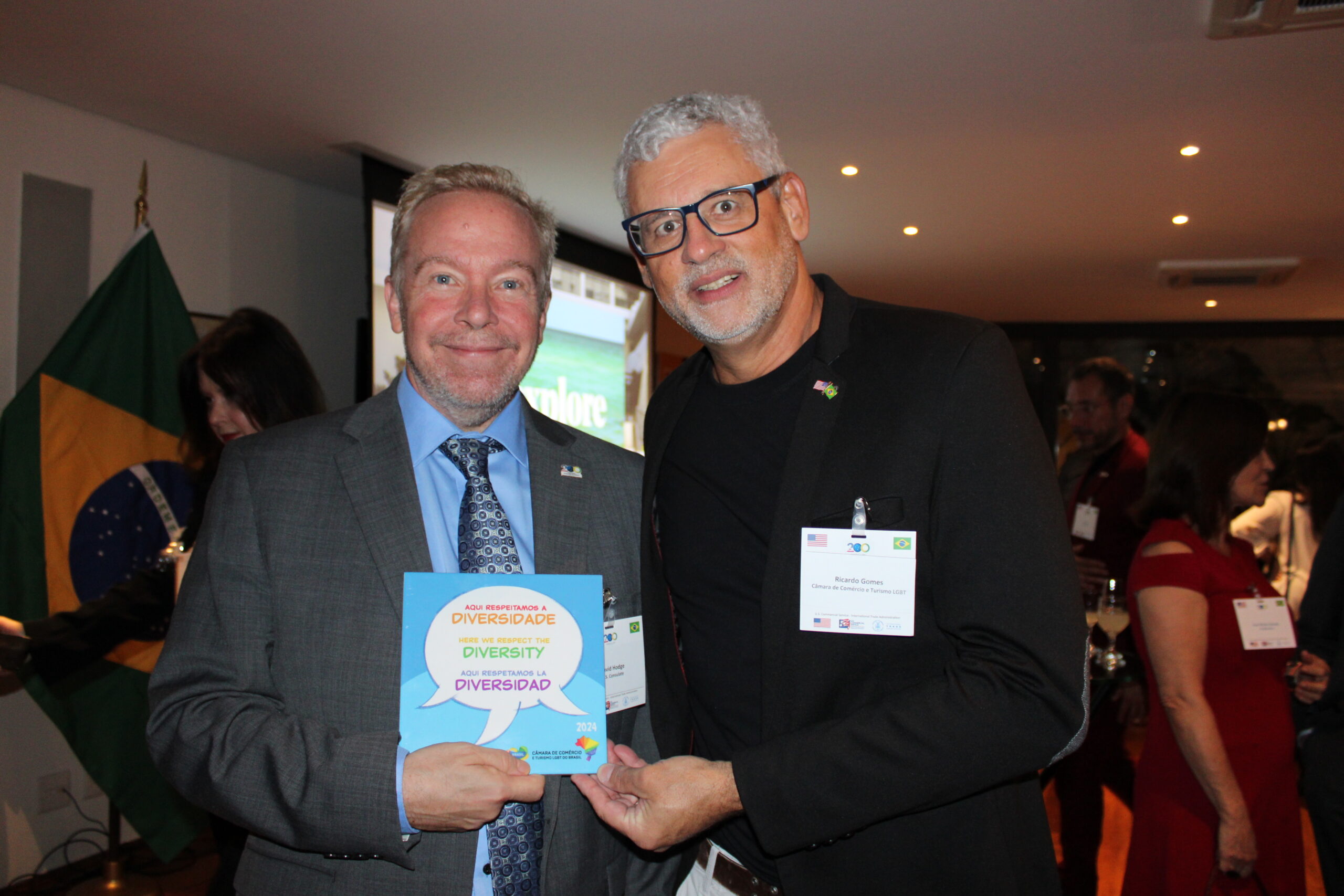 David Hodge, Cônsul-Geral dos EUA em SP, com Ricardo Gomes, da Câmara de Comércio e Turismo LGBT David Hodge, Cônsul-Geral dos EUA em SP, com Ricardo Gomes, da Câmara de Comércio e Turismo LGBT