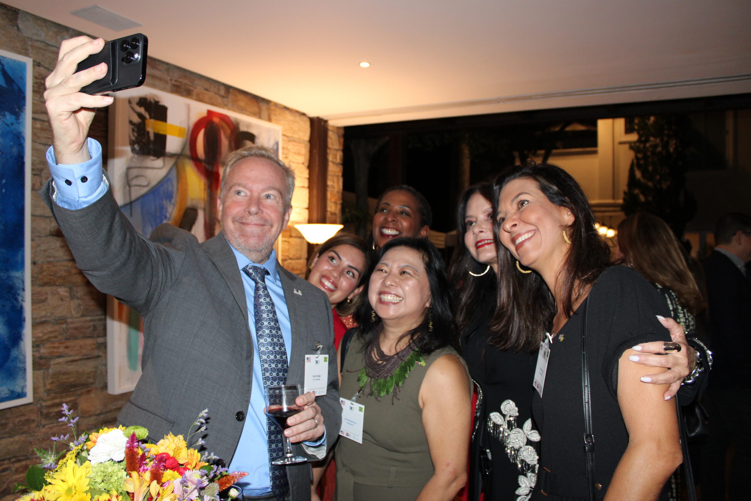 David Hodge, Cônsul-Geral dos EUA em São Paulo, faz selfie com delegação de Miami David Hodge, Cônsul-Geral dos EUA em São Paulo, faz selfie com delegação de Miami