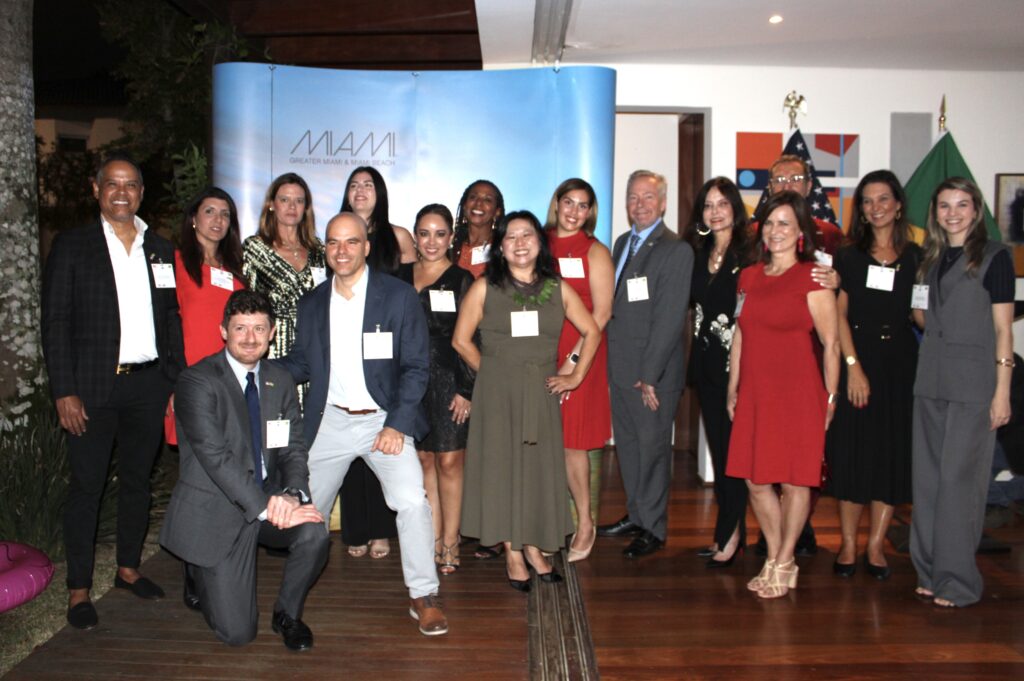 Cônsul-geral dos EUA recebe Sales Mission de Miami em sua residência oficial; veja fotos 1 Delegacao de Miami e do Consulado dos EUA em Sao Paulo Cônsul-geral dos EUA recebe Sales Mission de Miami em sua residência oficial; veja fotos