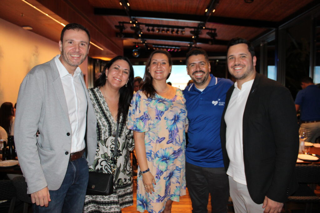 Denis Ribeiro, Lizandra Pajak e Joyce Cordeiro, da Aviareps, com Raphael de Lucca e João Chagas, da Copa