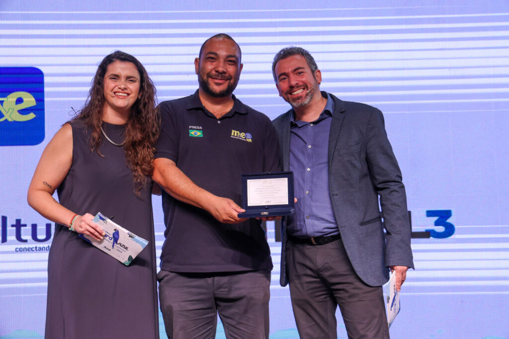 M&E recebeu uma menção honrosa pela parceria: Eric Ribeiro, do M&E, entre Giulliana Mesquita e Ricardo Bezerra, da Azul Viagens