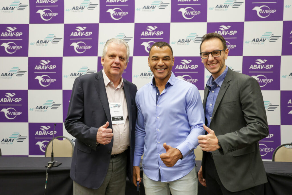 Edmar Bull e Bruno Waltrick, da Abav-SP Aviesp com o ex jogador Cafu
