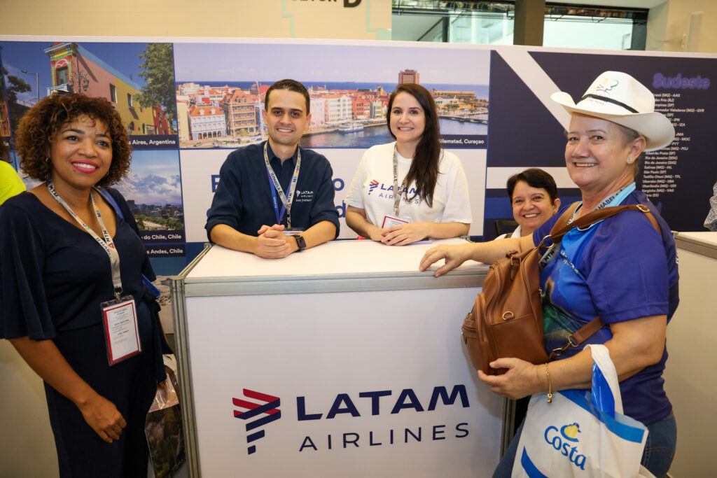 Equipe da Latam com agentes de viagens