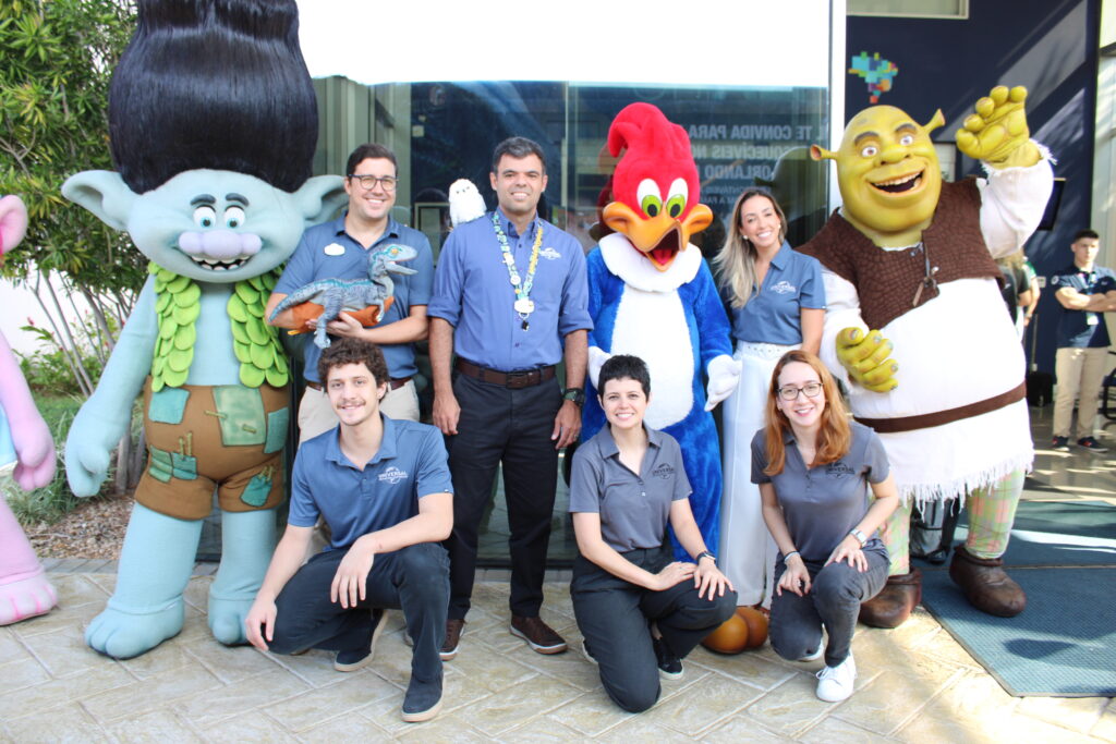 Equipe da Universal com os personagens