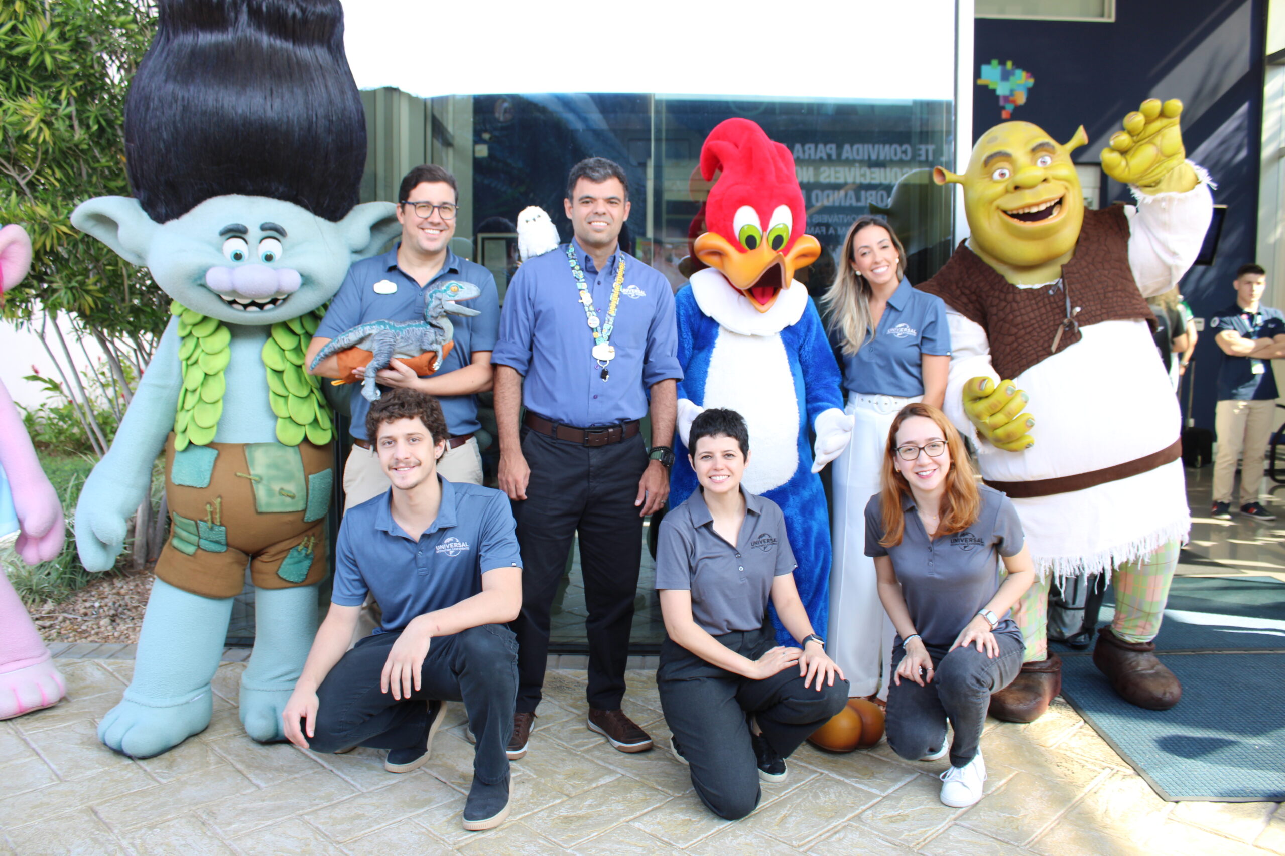 Equipe da Universal com os personagens Equipe da Universal com os personagens