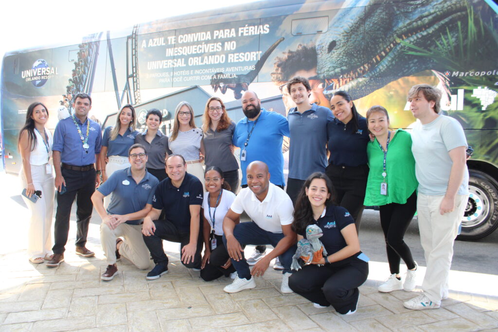 Equipe da Universal e Azul em frente ao ônibus temático