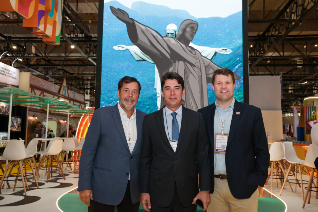 Fabrício Amaral, presidente do Fornatur , entre Sérgio Ricardo, presidente da TurisRio e Gustavo Tutuca, secretário de Turismo do Rio de Janeiro