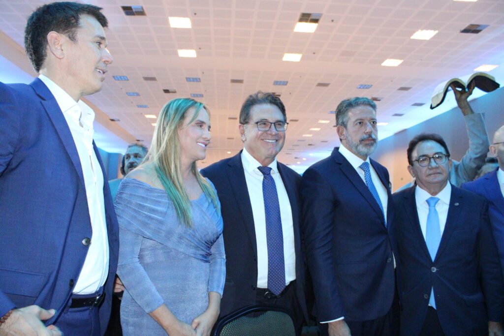 Felipe Carreras, autor do Perse, Celina Leão, vice-governadora do DF, Vinicius Lummertz, do Grupo Wish, Arthur Lira, presidente da Câmara, e Manoel Linhares, da ABIH