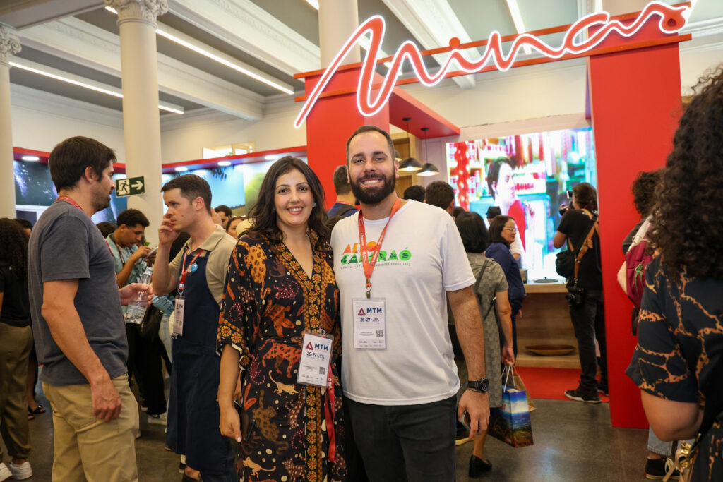 Fernanda Costa e Ramiro Horst de Aguiar, secretário de turismo, Meio Ambiente, Esporte Cultura e Lazer de Alto Caparaó