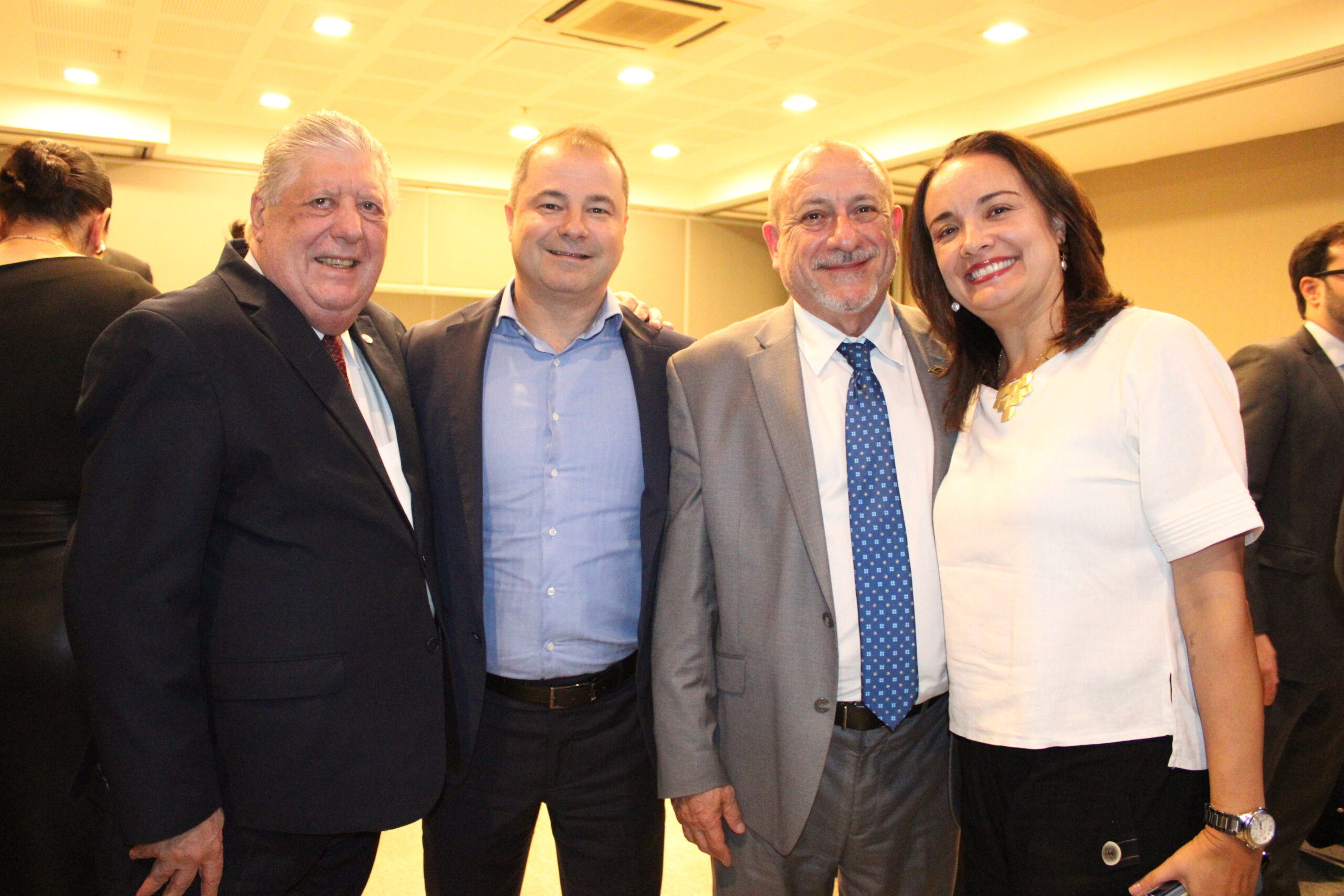 Fernando Guinato, do SPCVB, Rafaelle Cecere, da R1, Toni Sando, da Unedestinos, e Carolina Negri, do Sindepat Fernando Guinato, do SPCVB, Rafaelle Cecere, da R1, Toni Sando, da Unedestinos, e Carolina Negri, do Sindepat