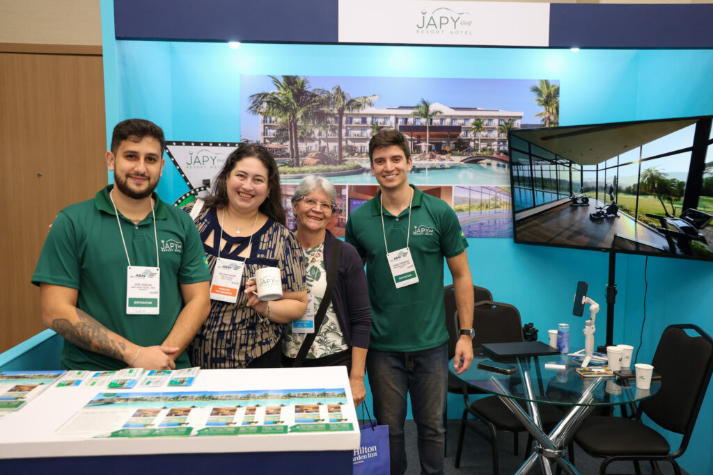 Gislaine Xavier, Findout Brazil, e Mara Witzel, da Witzel Reis Turismo, entre José Ladislau e Thiago Fernandes, do Japy Resort Hotel