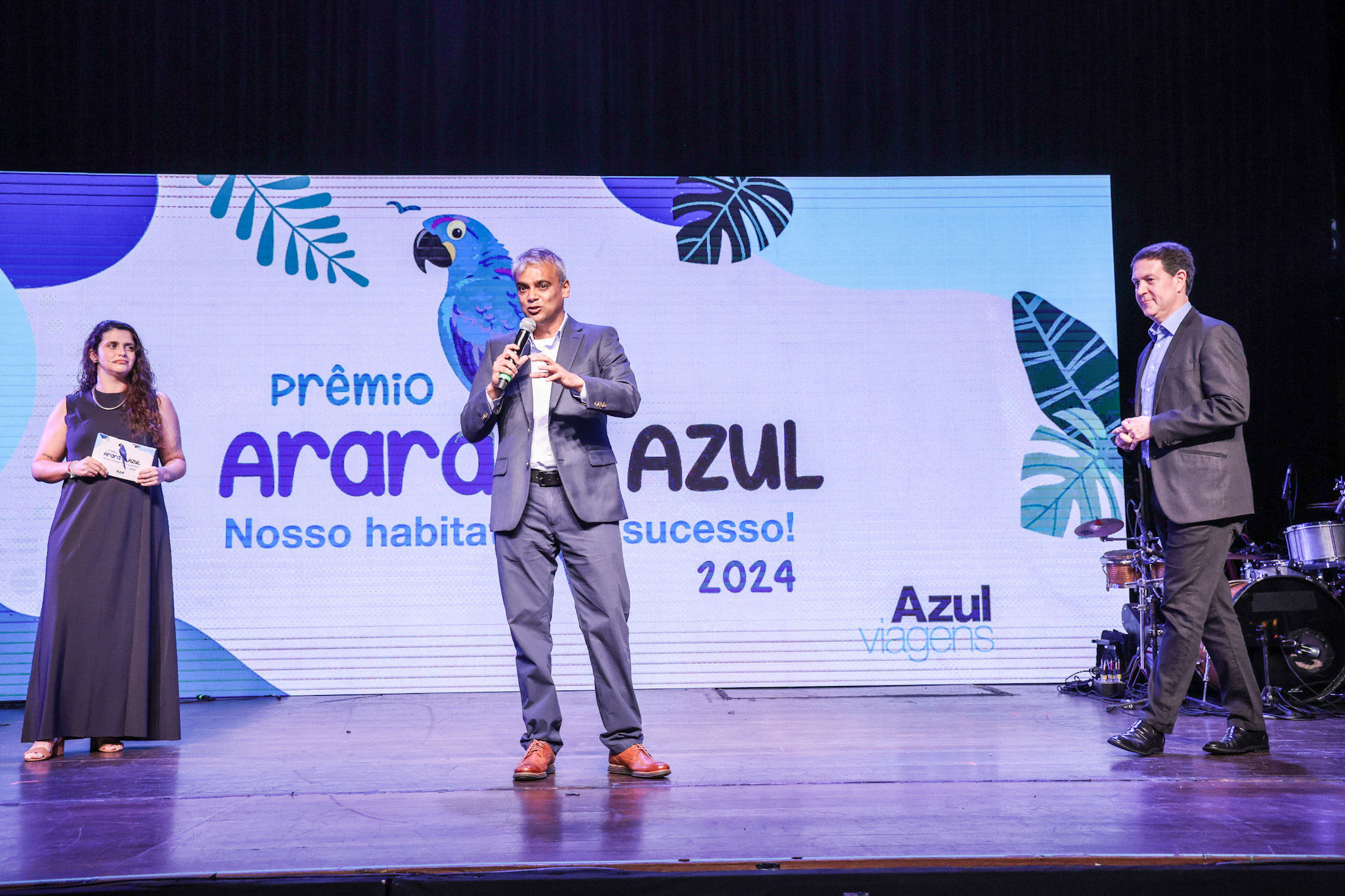 Giulliana Mesquita, da Azul Viagens, Abhi Shah, presidente da Azul e Daniel Bicudo, da Azul Viagens