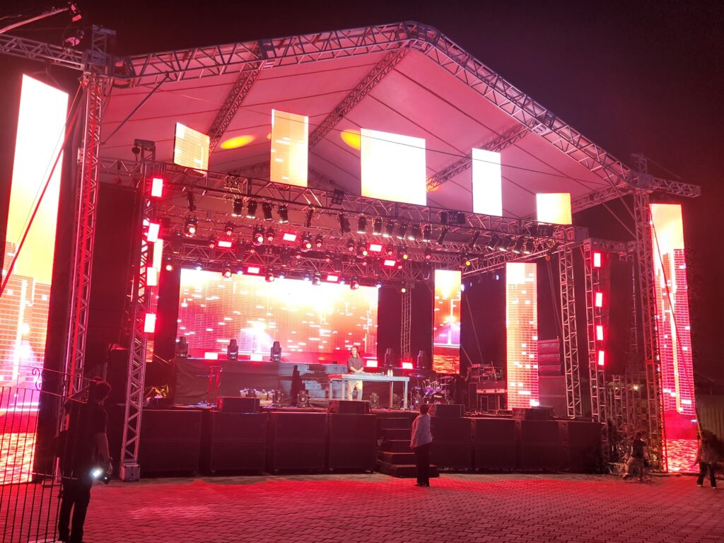Grande palco com DJ para receber autoridades na inauguração da roda-gigante