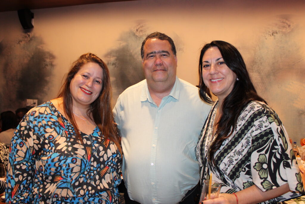 Guilherme Campos, da Flot, com Rafaela Gross Brown e Lizandra Pajak, da Aviareps