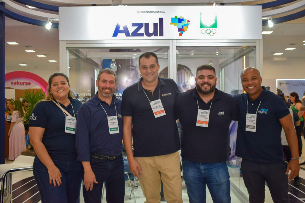 Equipe da Azul e Europamundo celebram a parceria