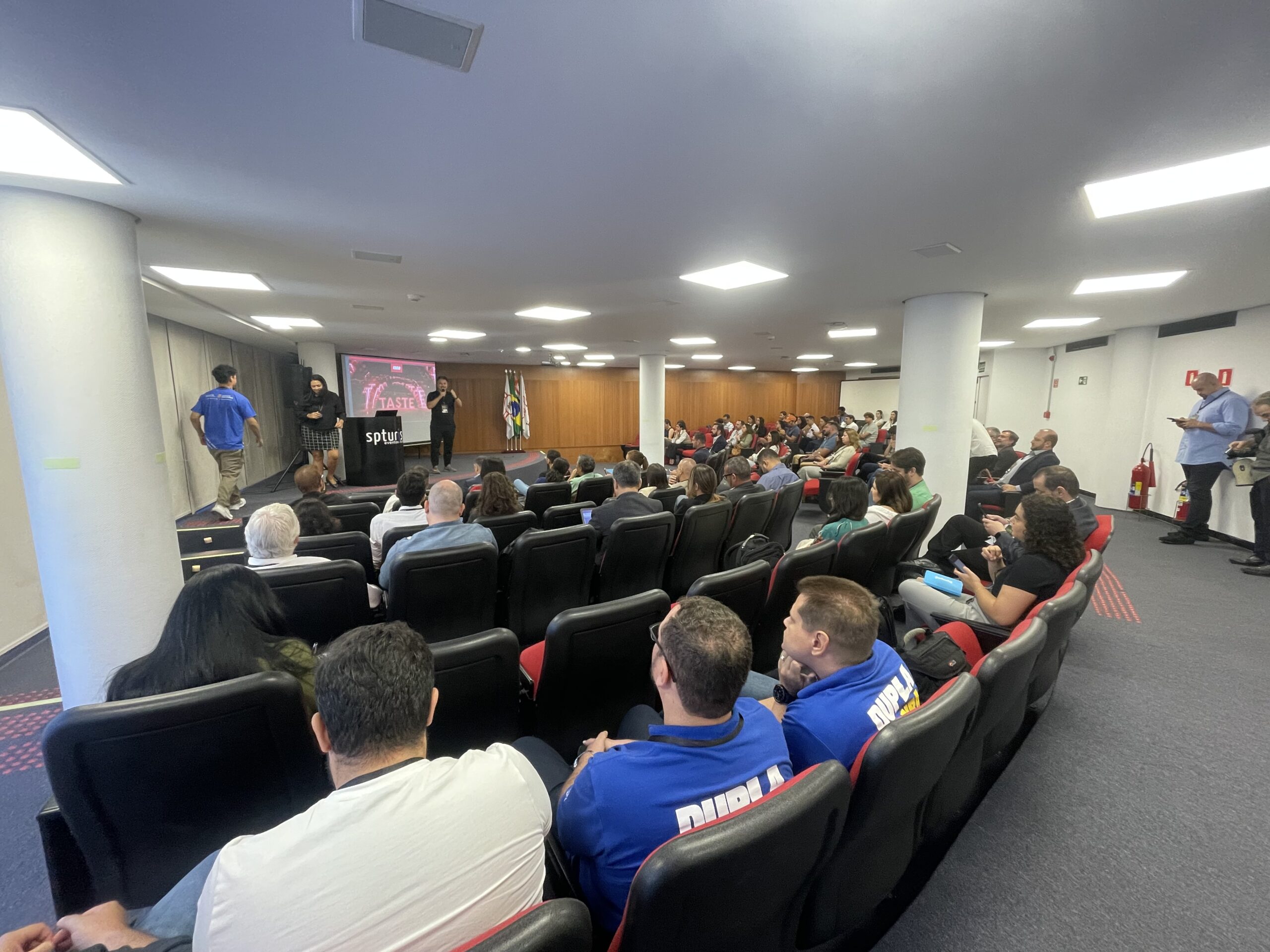 Os produtores apresentaram brevemente seus eventos Os produtores apresentaram brevemente seus eventos