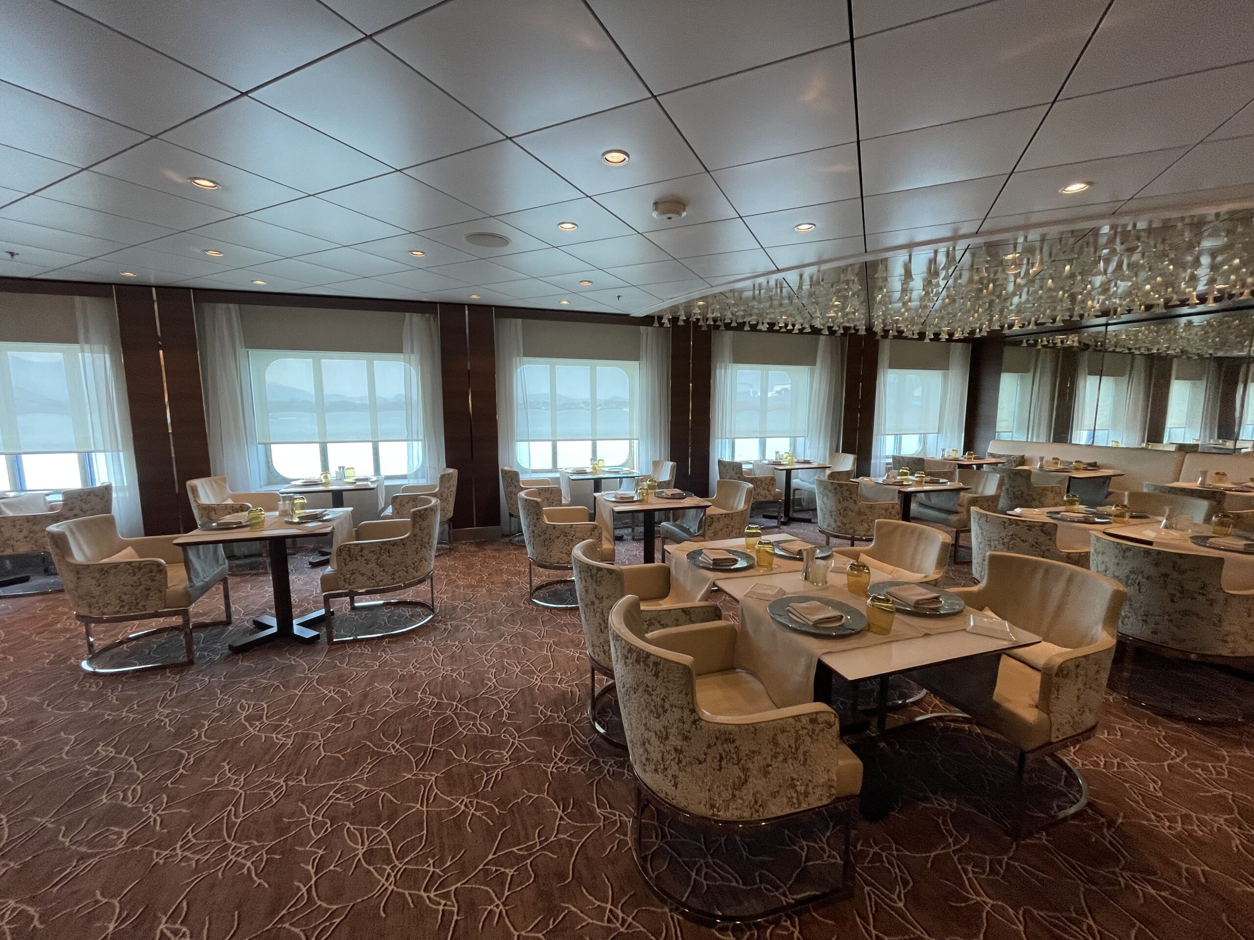 O navio possui inúmeros restaurantes O navio possui inúmeros restaurantes