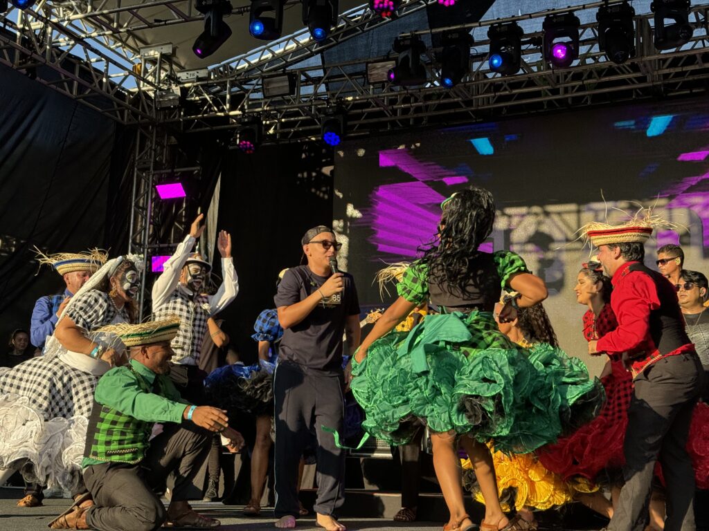 Cantor dançou com o balé cultural de Pernambuco