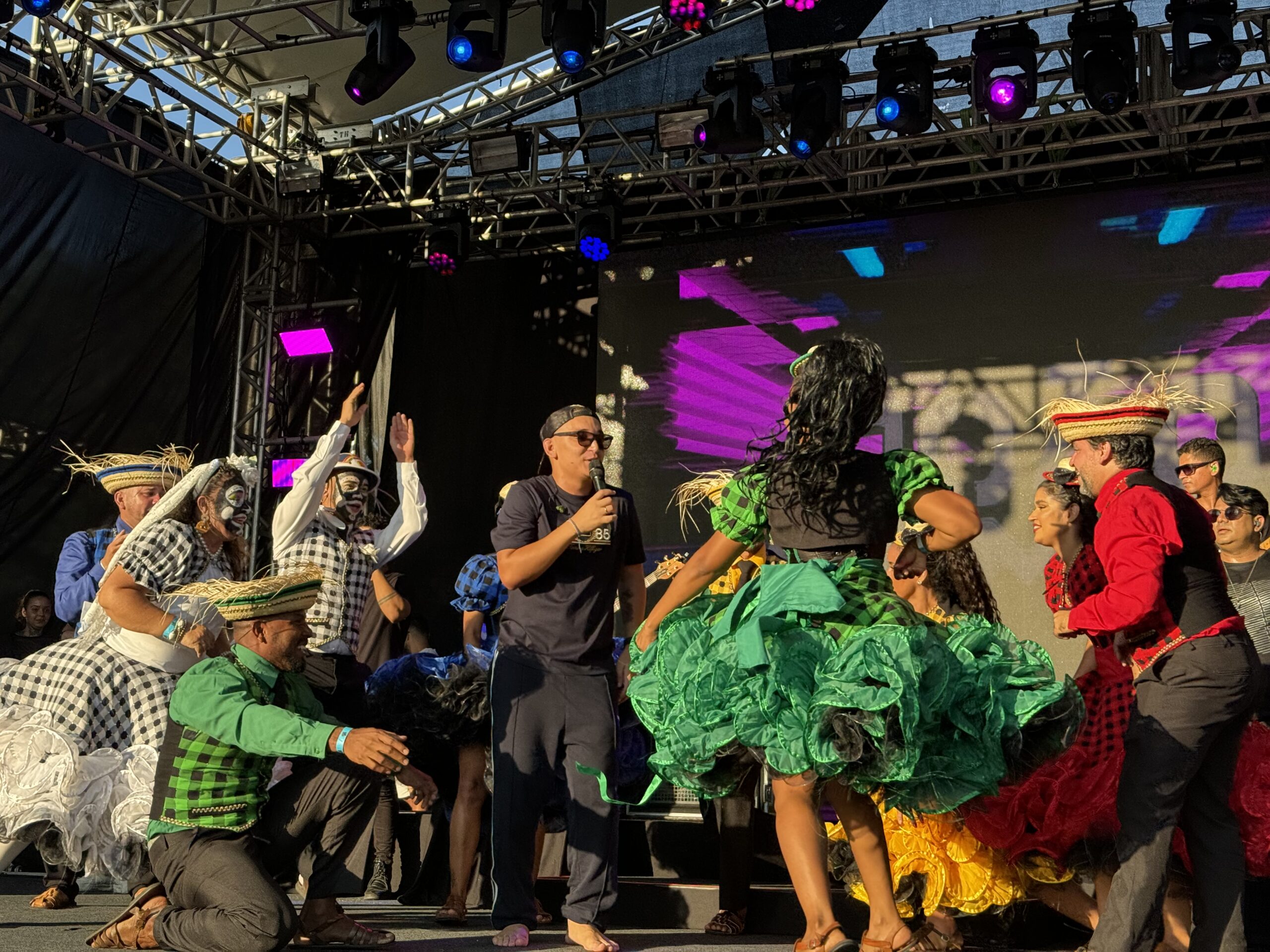 Cantor dançou com o balé cultural de Pernambuco