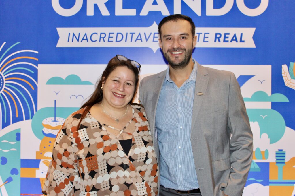 Rafaela Gross Brown, do Visit Flórida, com Neto Fernandes, do Visit Orlando