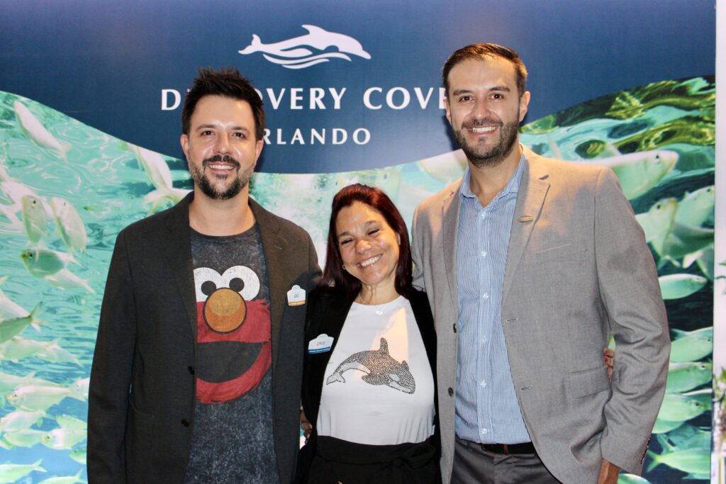 Leonardo Fortes e Cris Muniz, do SeaWorld, com Neto Fernandes, do Visit Orlando