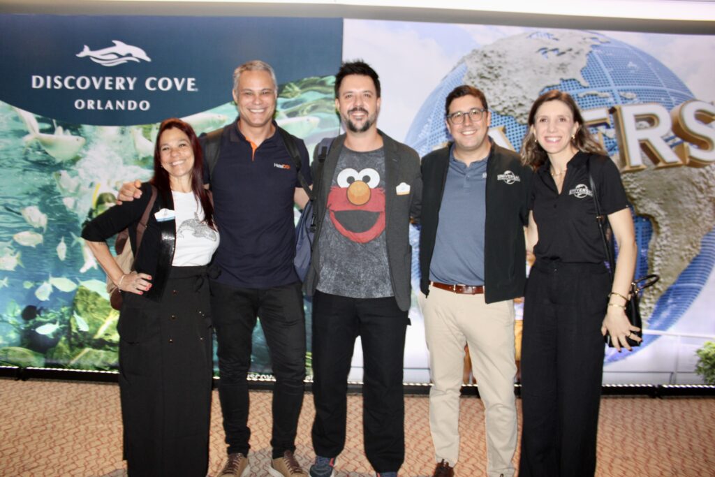 Cris Muniz, do SeaWorld, Márcio Nogueira, da HotelDO, Leonardo Fortes, do SeaWorld, e Martin Diniz e Juliana Baraldi, da Universal Cris Muniz, do SeaWorld, Márcio Nogueira, da HotelDO, Leonardo Fortes, do SeaWorld, e Martin Diniz e Juliana Baraldi, da Universal