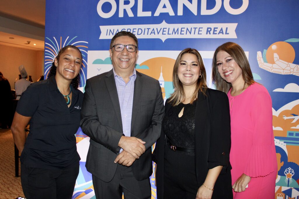 Norxis Barbosa, do Simon, Alicia Diaz, da Merlin, Leo Salazar, do Visit Orlando, e Vanelly Rodriguez, do Rosen Hotels Norxis Barbosa, do Simon, Alicia Diaz, da Merlin, Leo Salazar, do Visit Orlando, e Vanelly Rodriguez, do Rosen Hotels