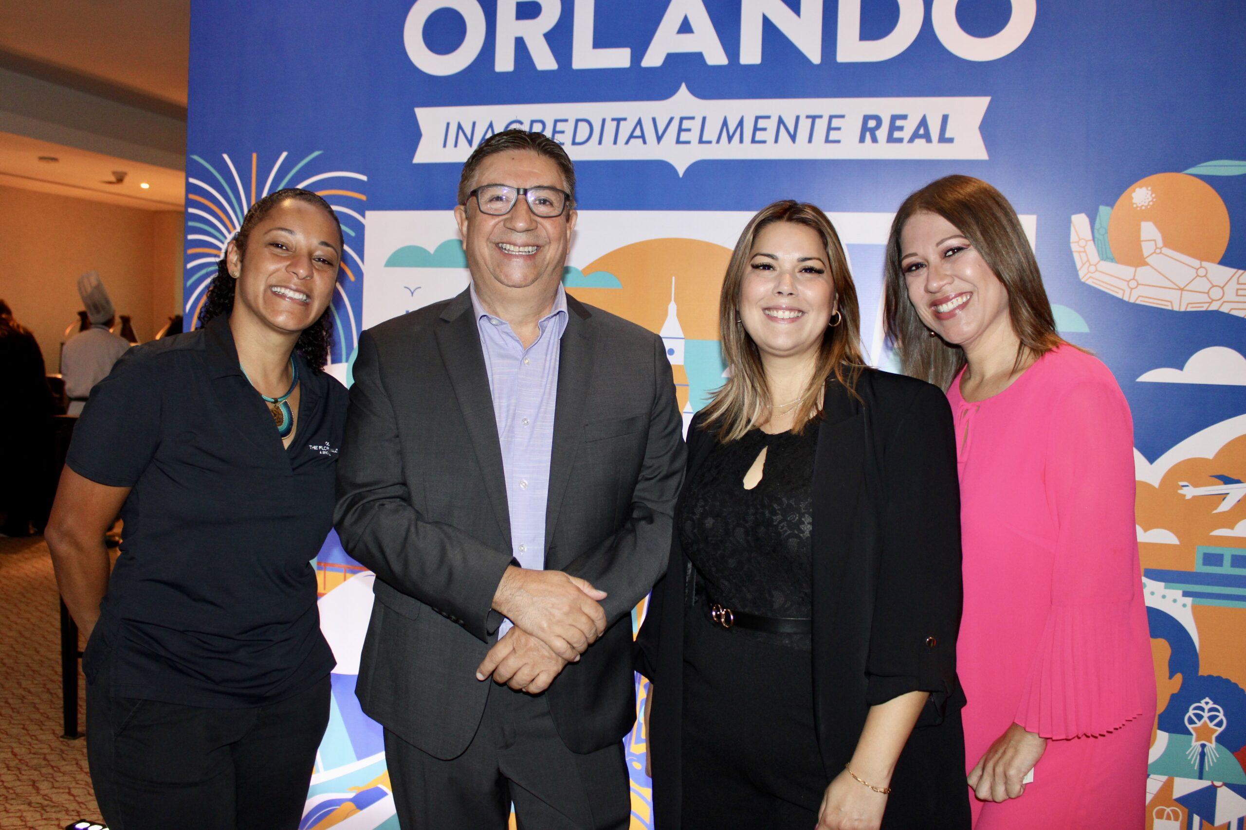 Norxis Barbosa, do Simon, Alicia Diaz, da Merlin, Leo Salazar, do Visit Orlando, e Vanelly Rodriguez, do Rosen Hotels Norxis Barbosa, do Simon, Alicia Diaz, da Merlin, Leo Salazar, do Visit Orlando, e Vanelly Rodriguez, do Rosen Hotels