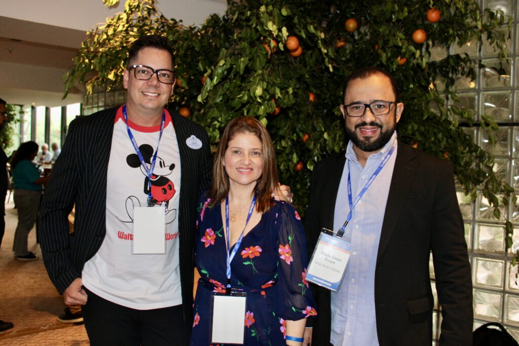 Dan Silva, da Disney, com Joyce Souza e Paulo Cesar Souza, do Magic Blue