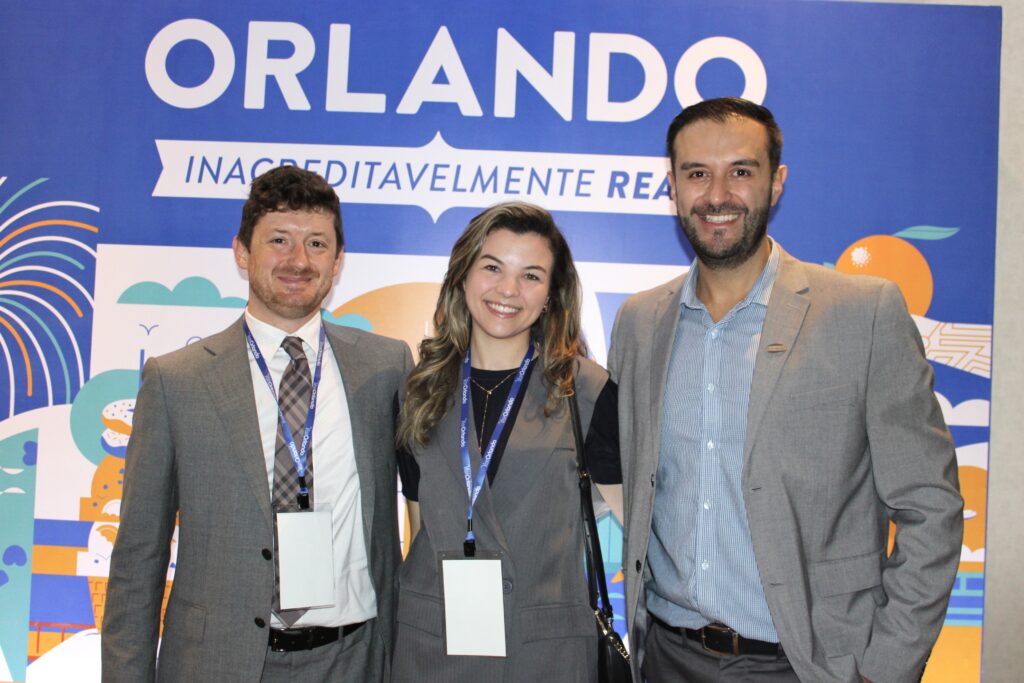 Nathan Taurig e Emanuelle De Nadal, do Consulado dos EUA, e Neto Fernandes, do Visit Orlando