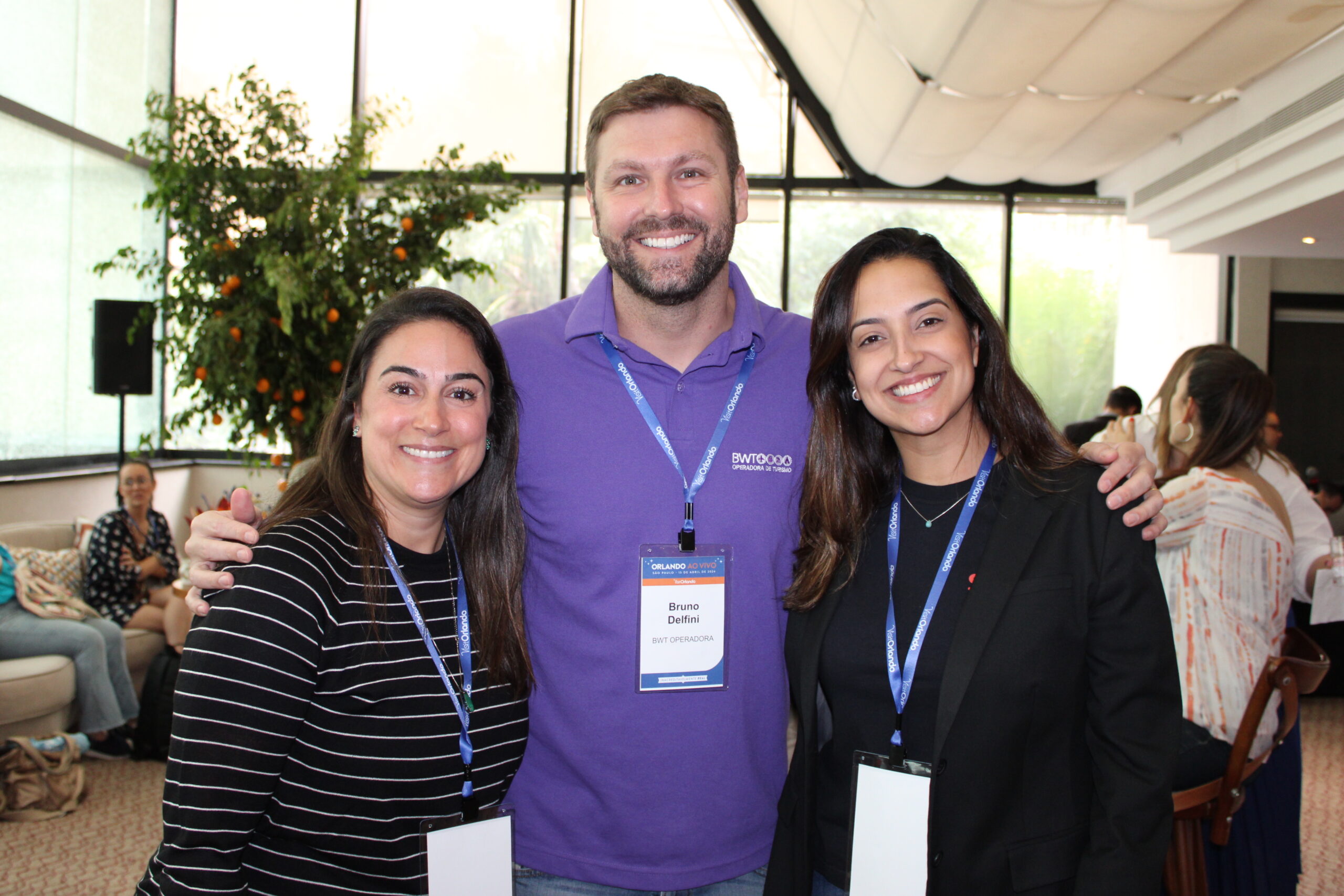 Luiza Leopoldo e Nathalia Vicente, da Smiles Viagens, com Bruno Delfini, da BWT Luiza Leopoldo e Nathalia Vicente, da Smiles Viagens, com Bruno Delfini, da BWT