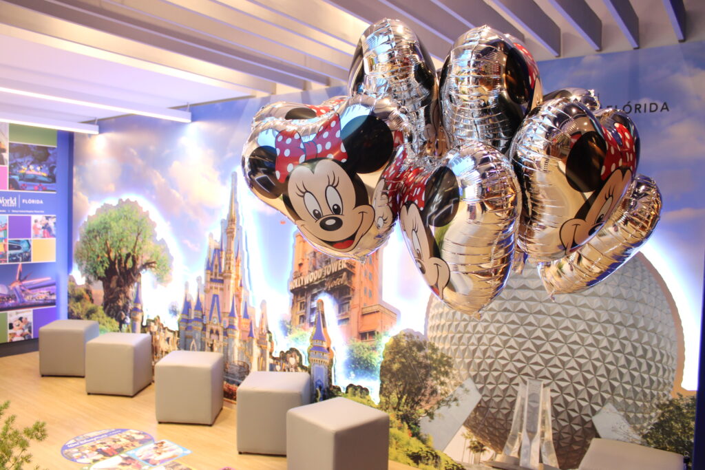 Disney e Decolar lançam loja flagship e campanha de vendas inéditas no Brasil