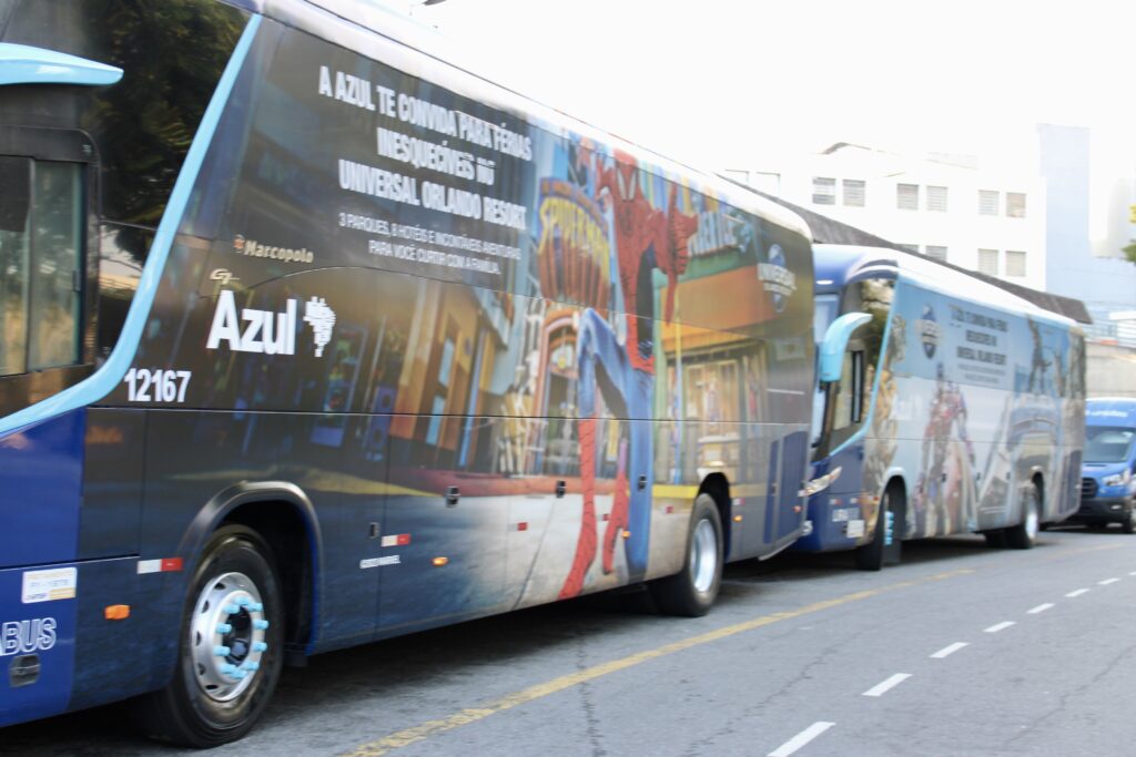 Ônibus temáticos da Azul e Universal em Congonhas