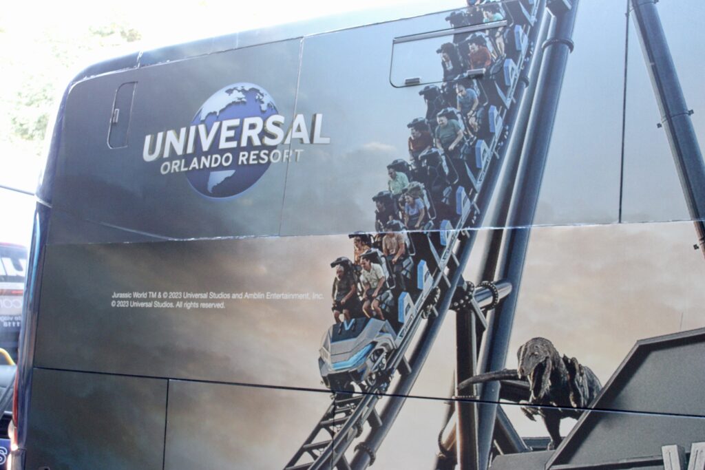 Detalhe da logo da Universal ao lado da descida da Velocicoaster