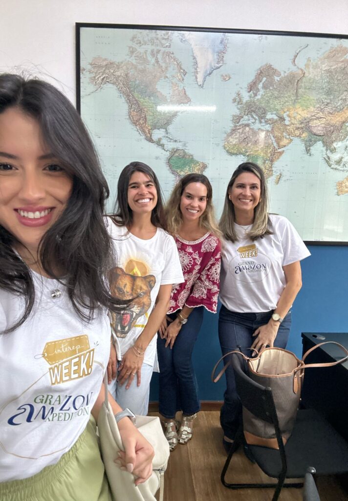 Bruna Lopreiato (gerente de vendas) com correspondente de Minas Gerais durante visita Bruna Lopreiato (gerente de vendas) com correspondente de Minas Gerais durante visita