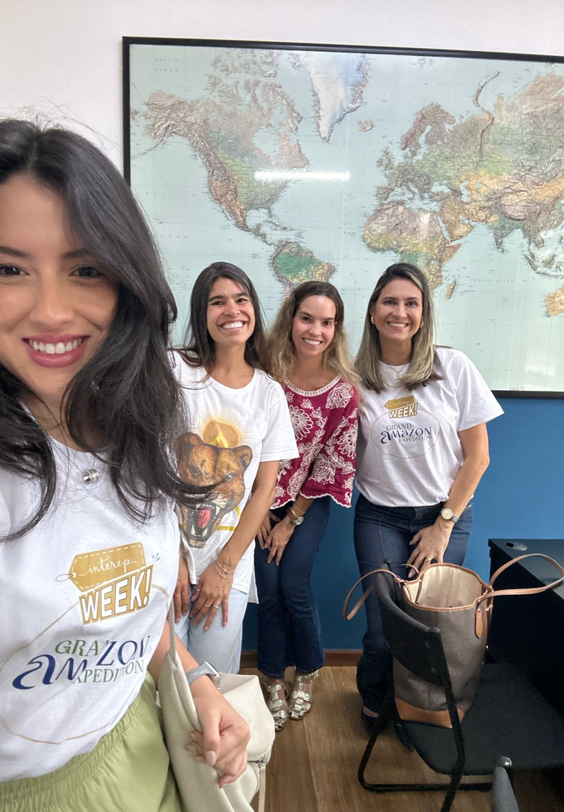 Bruna Lopreiato (gerente de vendas) com correspondente de Minas Gerais durante visita Bruna Lopreiato (gerente de vendas) com correspondente de Minas Gerais durante visita