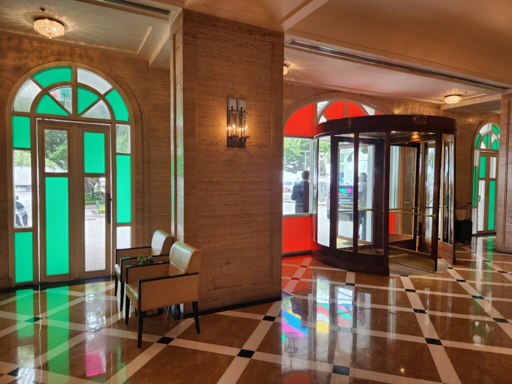 Janelas e portas coloridas no hall do hotel
