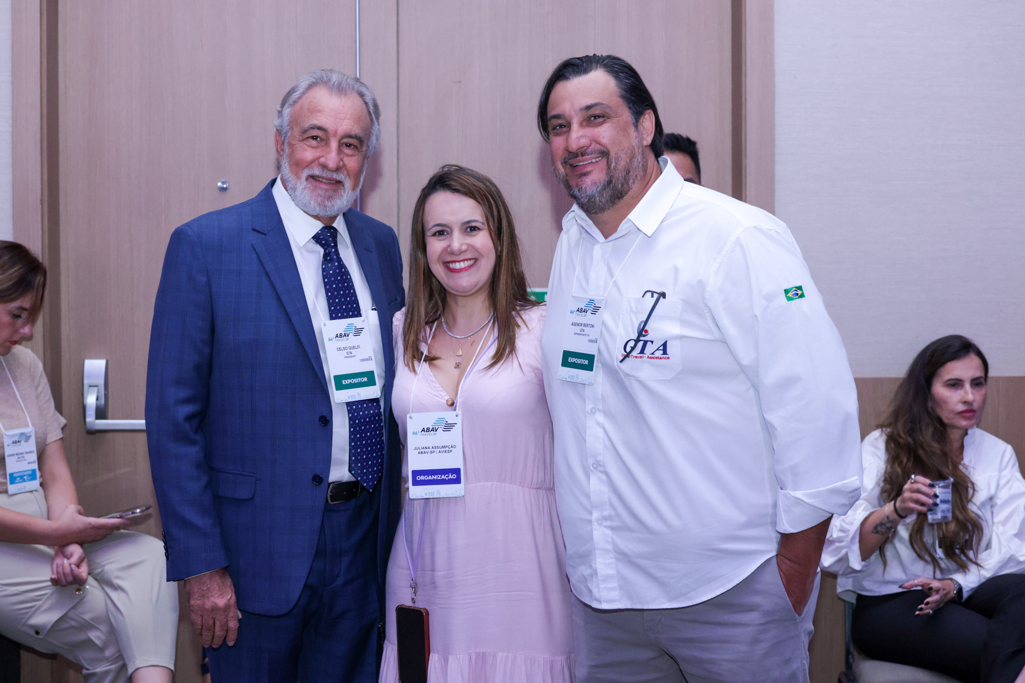 Juliana Assumpção, diretora executiva da AbavSP Aviesp, entre Celso Guelfi e Agenor Bertoni, da GTA Juliana Assumpção, diretora executiva da AbavSP Aviesp, entre Celso Guelfi e Agenor Bertoni, da GTA