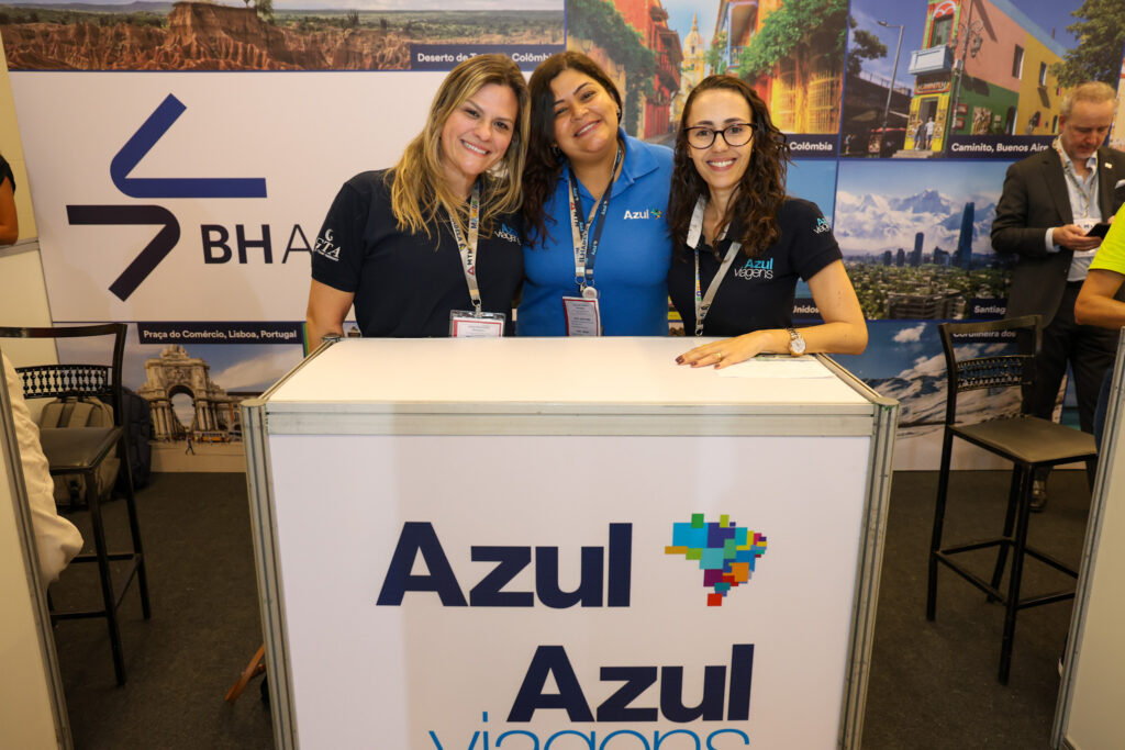 Juliane Medeiros, da Azul entre Priscilla Godoy e Aline Félix, da Azul Viagens