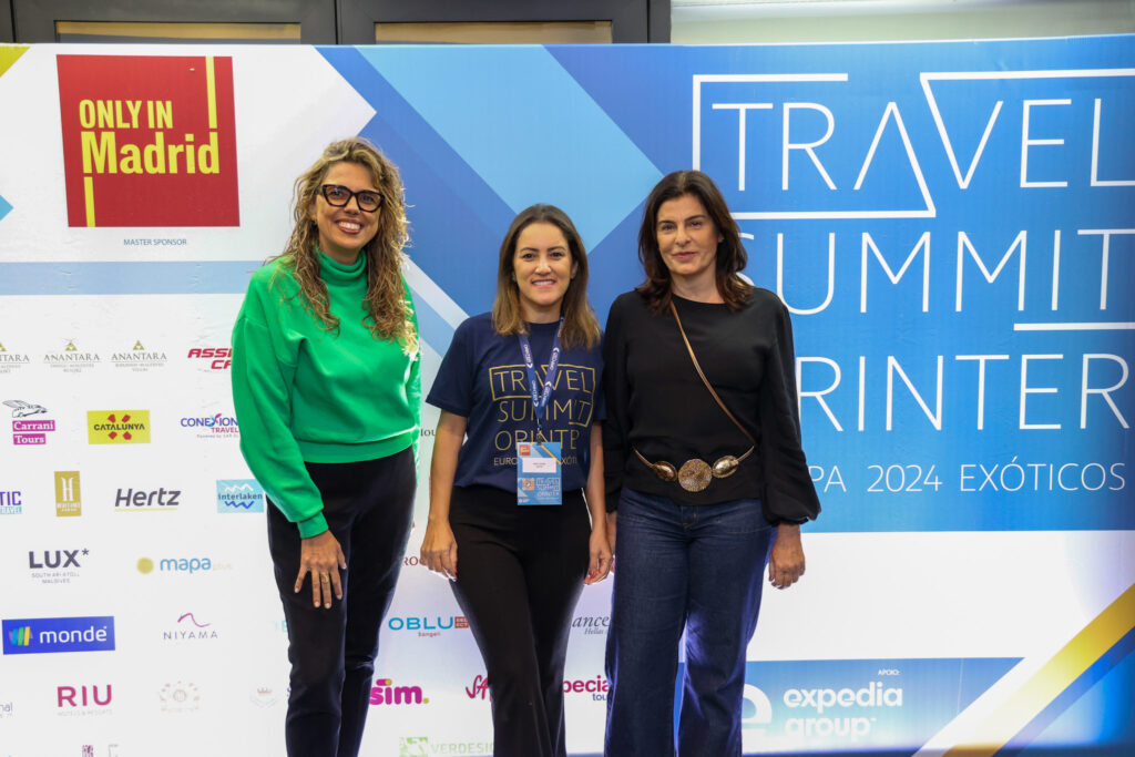 Kelly Valim, da Orinter, entre Raquel Heredia, da Travel&Co., e Maria Helena, da Venute Viagens