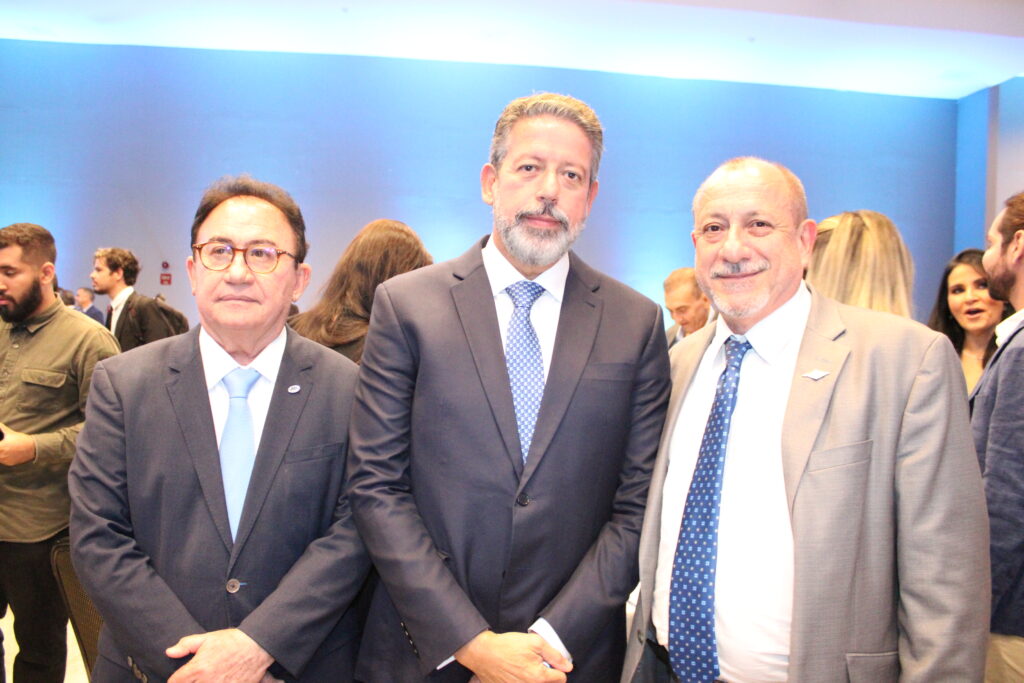 Manoel Linhares, da ABIH Nacional, Arthur Lira, presidente da Câmara, e Toni Sando, da Unedestinos
