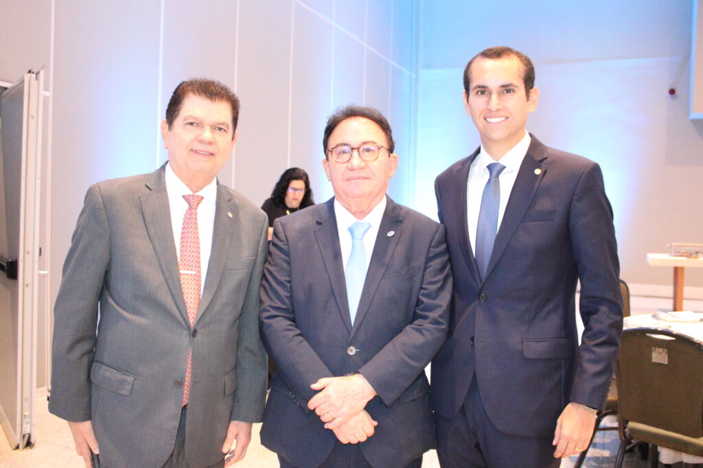 Manoel Linhares, presidente da ABIH, com os deputados Mauro Benevides e Domingos Neto
