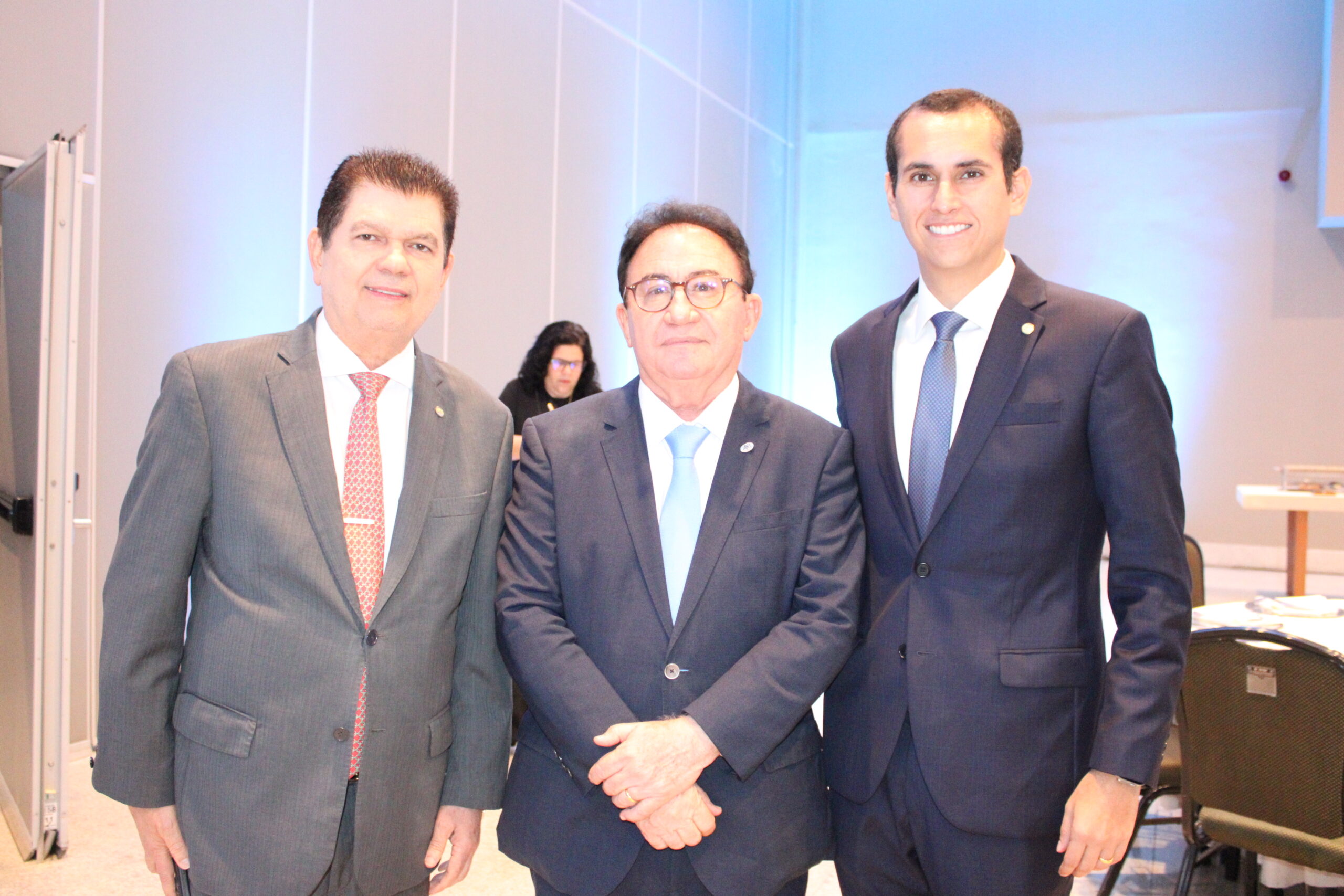 Manoel Linhares, presidente da ABIH, com os deputados Mauro Benevides e Domingos Neto Manoel Linhares, presidente da ABIH, com os deputados Mauro Benevides e Domingos Neto