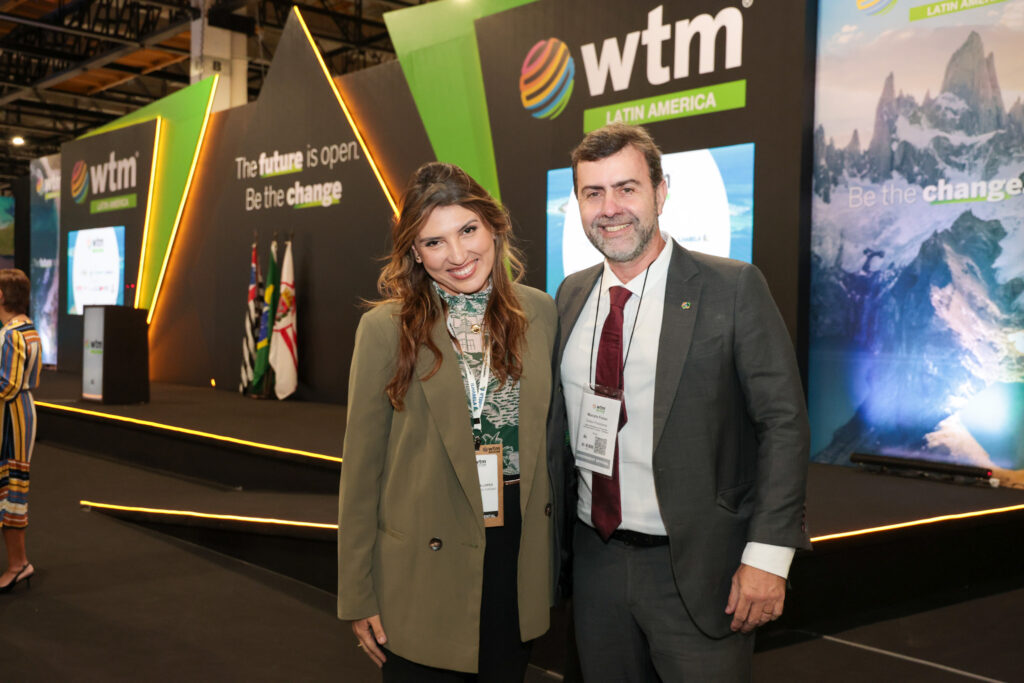 Marcelo Freixo, presidente da Embratur, e Ana Carla Coordenadora-Geral de Definição de Áreas Estratégicas para o Desenvolvimento do Turismo do MTur