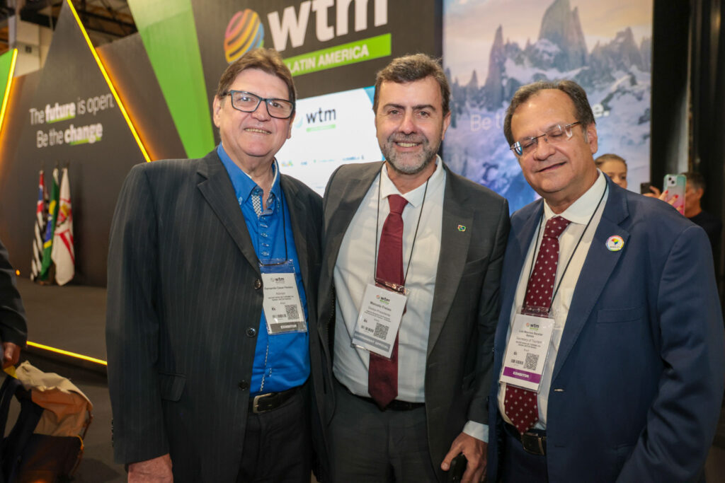 Marcelo Freixo, presidente da Embratur, entre Fernando Ferrero, da Setur-BA e Maurício Bacelar, secretário de turismo da Bahia Marcelo Freixo, presidente da Embratur, entre Fernando Ferrero, da Setur-BA e Maurício Bacelar, secretário de turismo da Bahia