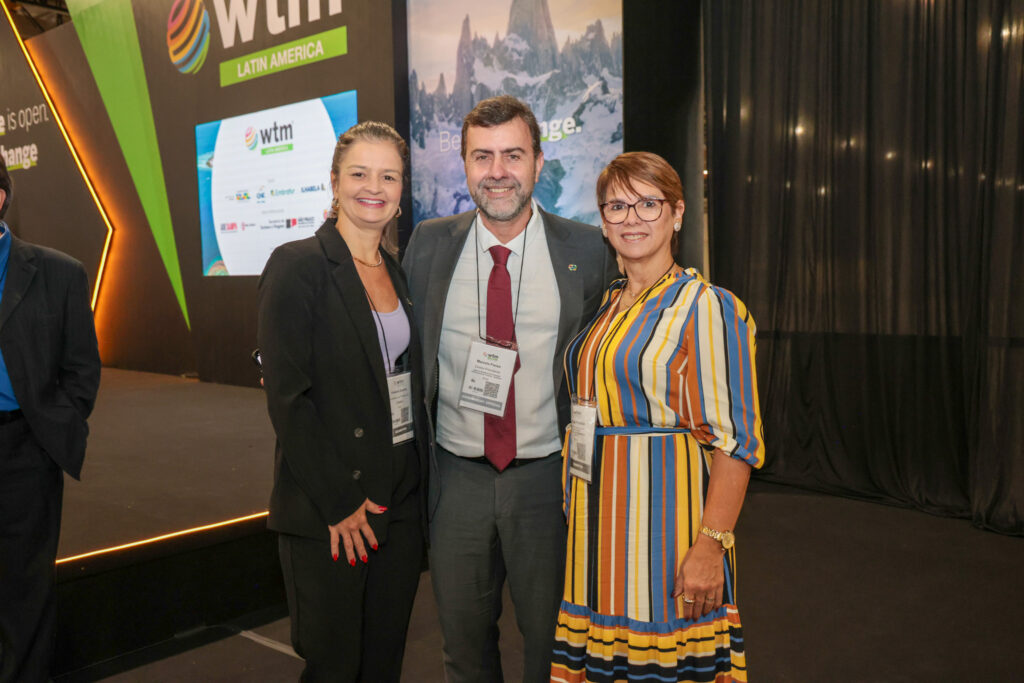 Marcelo Freixo, presidente da Embratur, entre Yrwana Albuquerque, secretaria de turismo do estado do Ceará e Solange Portela, secretaria de Turismo do Rio Grande do Norte
