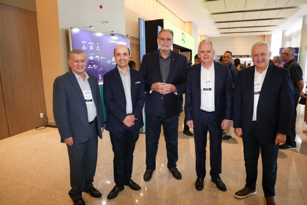 Marcelo Matera, Antônio Dias, do Royal Palm Plaza, Ibrahim Georges Tahtouh, da IT Mice, Edmar Bull e Willian Perico, da AbavSP Aviesp