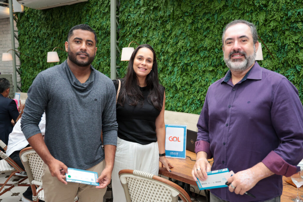 Marcos César, da Aquarella Turismo, Natália Santana, Moana Viagens, e Sérgio Dias, da Union Divers