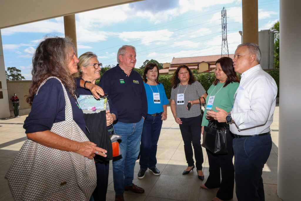 Mari Masgrau, Rosa Masgrau e Roy Taylor, do M&E, com Verônica Bueno, Heloísa Prado e Adriana Prado, Associados da Abav-SP/Aviesp e Carlos Prado, da Tour House